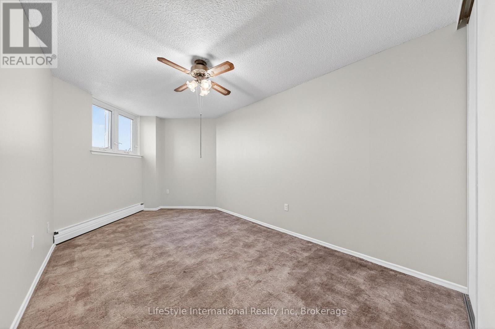 #512 19 WOODLAWN ROAD E - 24