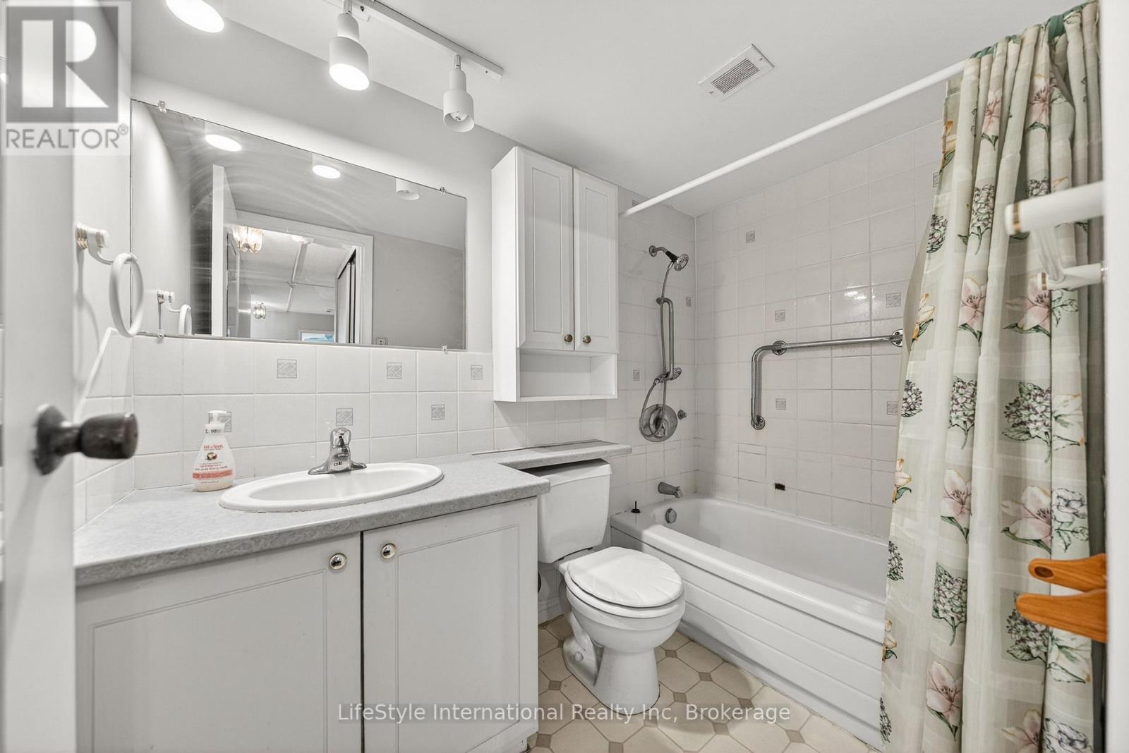 #512 19 WOODLAWN ROAD E - 26