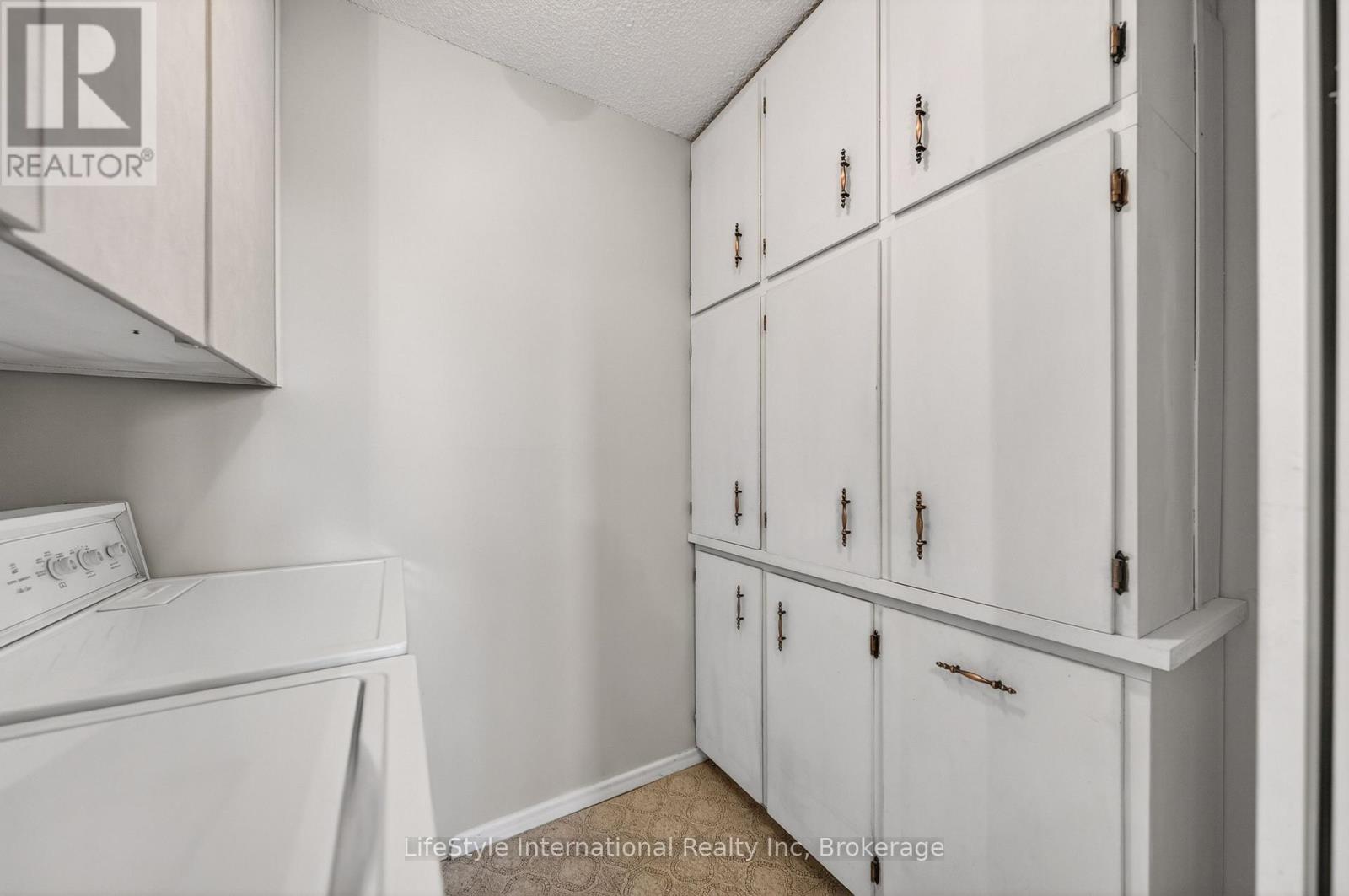 #512 19 WOODLAWN ROAD E - 27