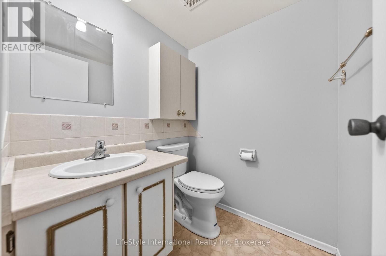 #512 19 WOODLAWN ROAD E - 33