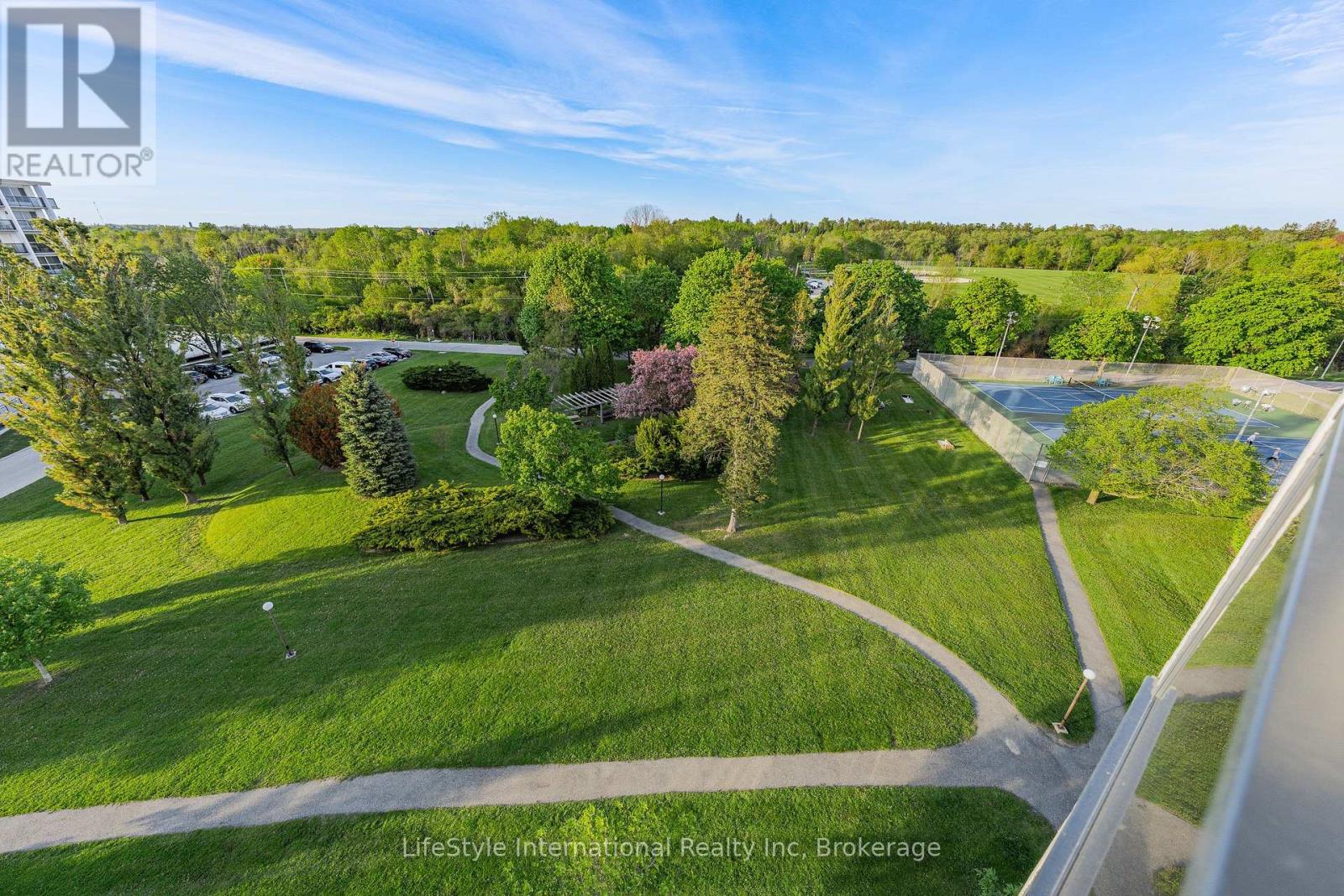 #512 19 WOODLAWN ROAD E - 36