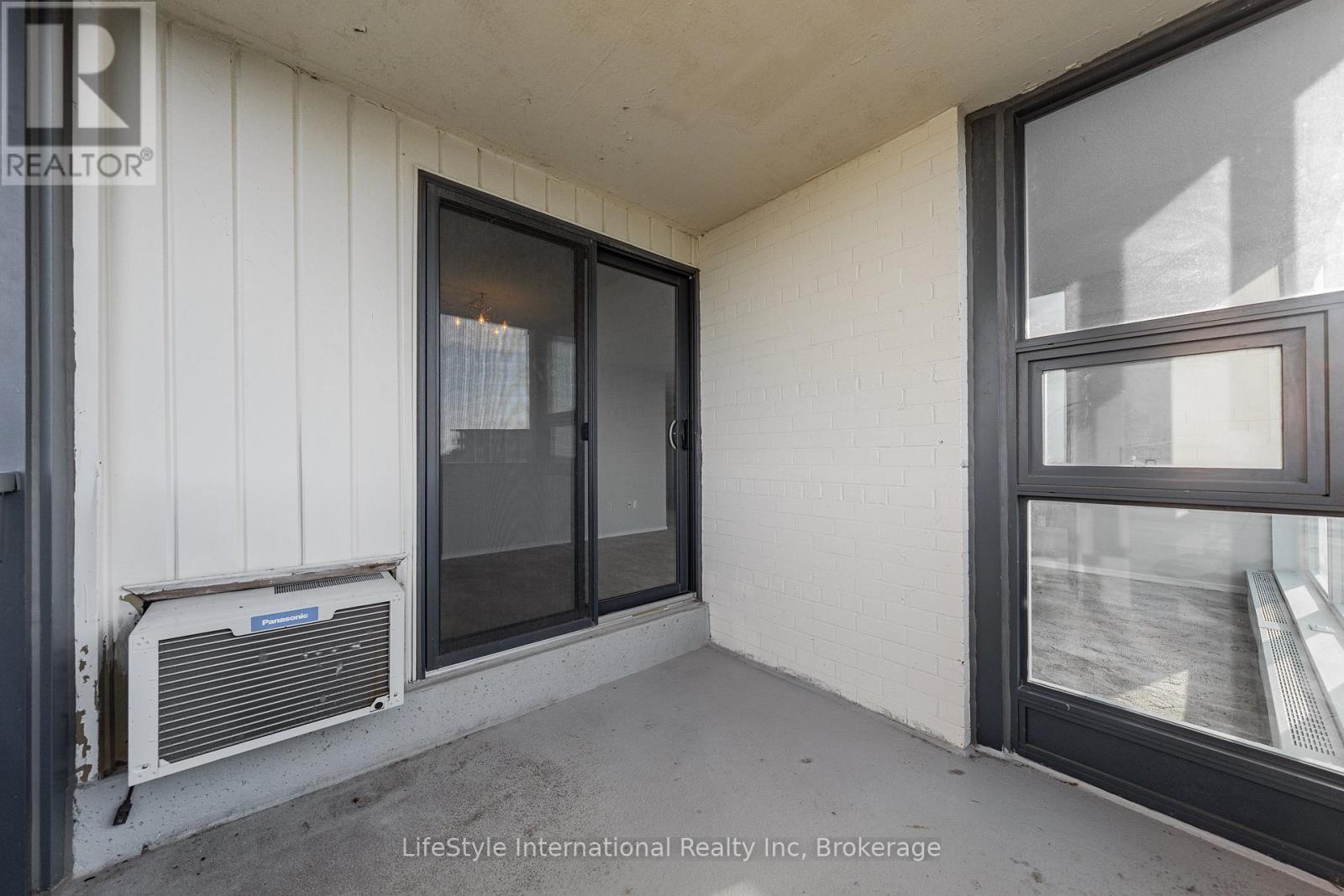 #512 19 WOODLAWN ROAD E - 38