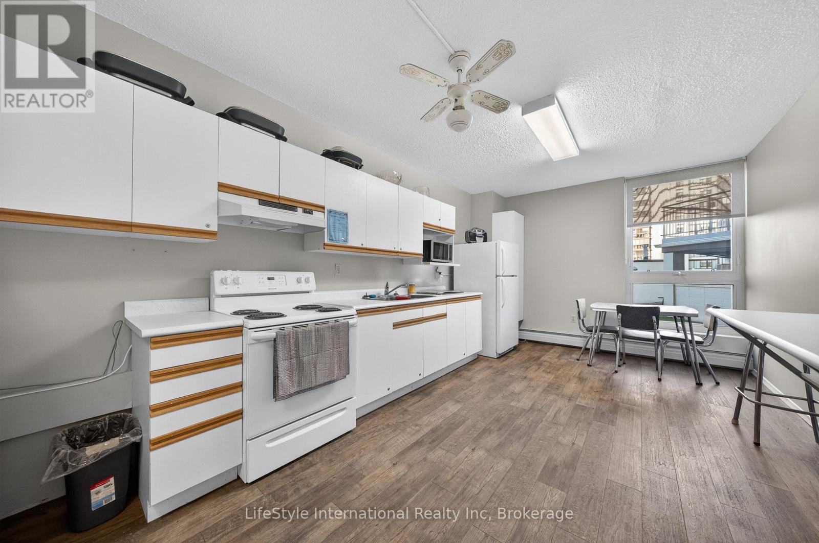 #512 19 WOODLAWN ROAD E - 41