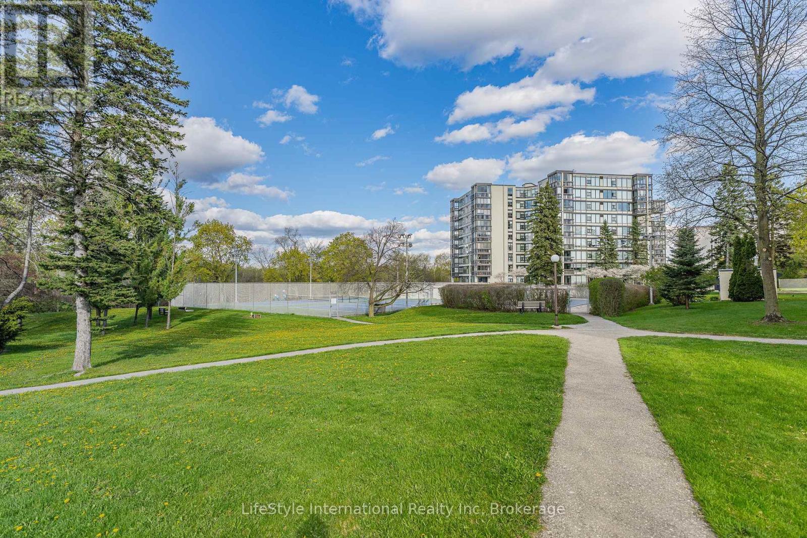 #512 19 WOODLAWN ROAD E - 48