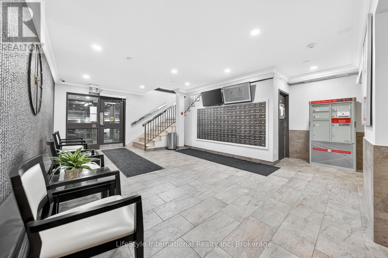 #512 19 WOODLAWN ROAD E - 5