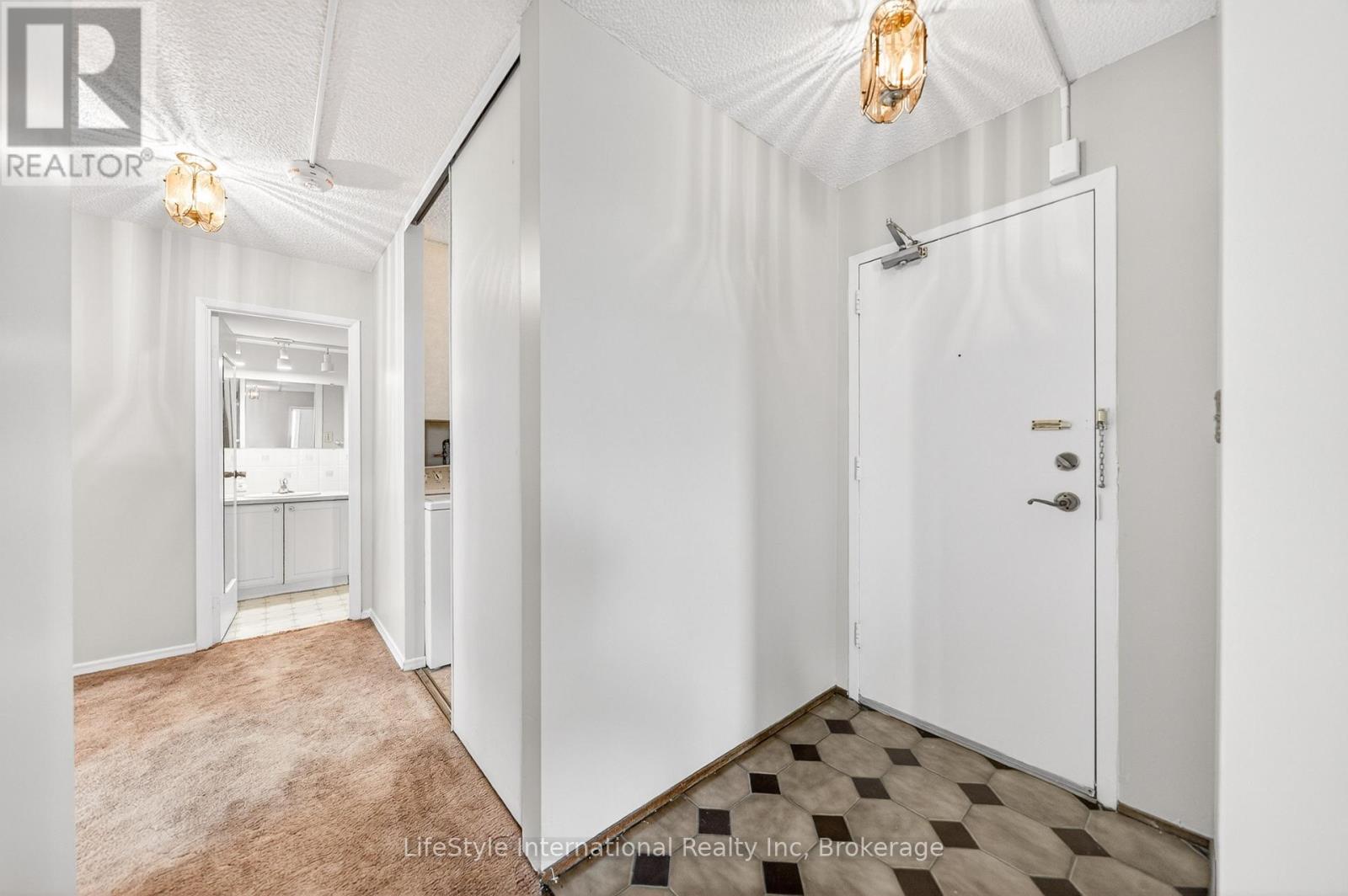 #512 19 WOODLAWN ROAD E - 8