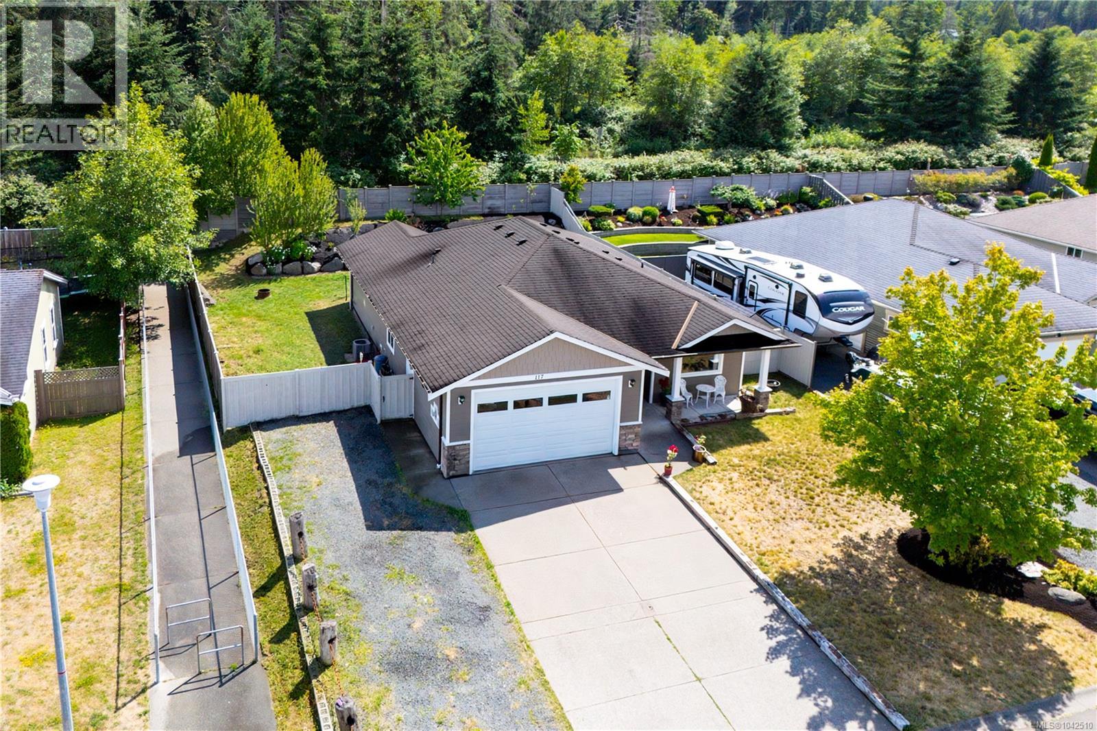 Private backyard with a walking trail behind. Excellent RV parking