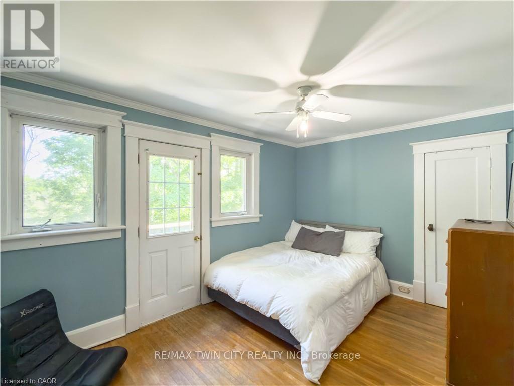 10 HILLCREST STREET W - 23