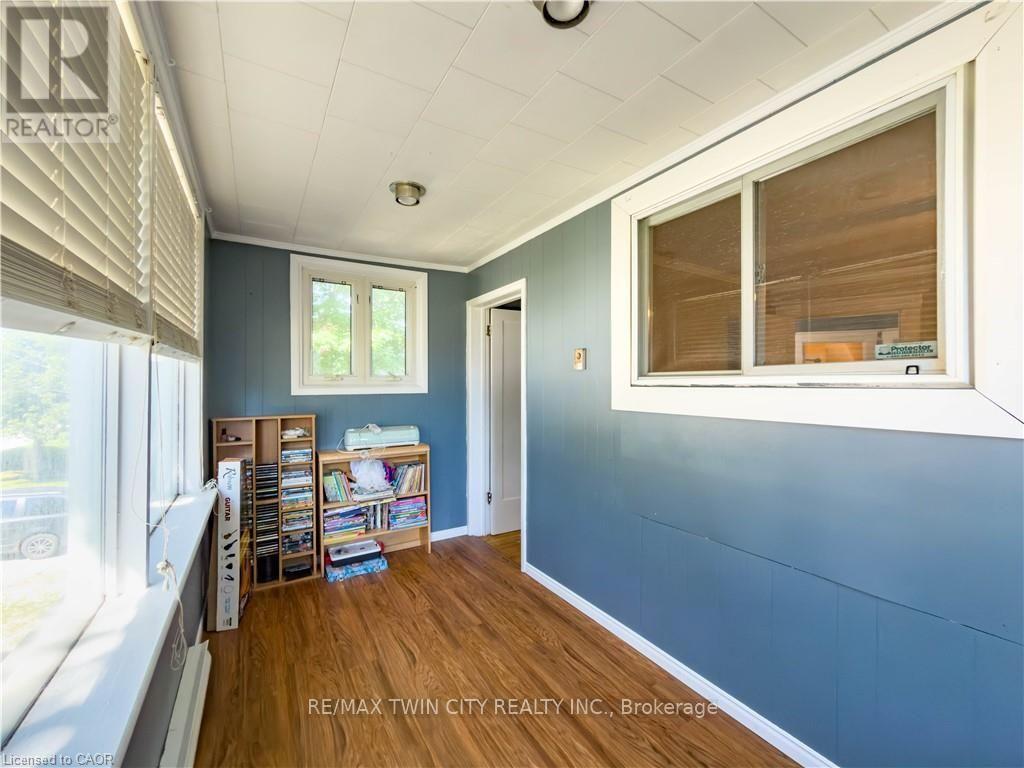 10 HILLCREST STREET W - 30