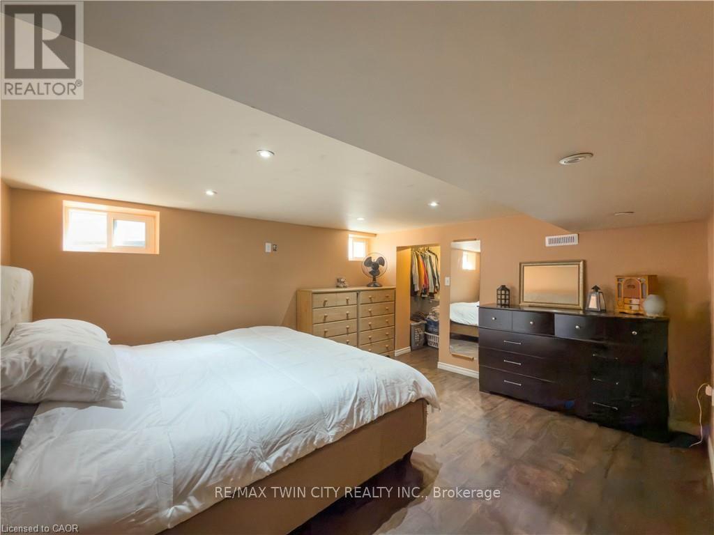 10 HILLCREST STREET W - 33