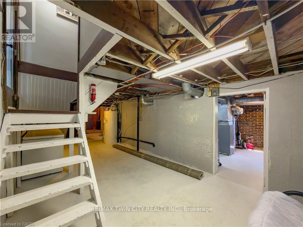 10 HILLCREST STREET W - 34