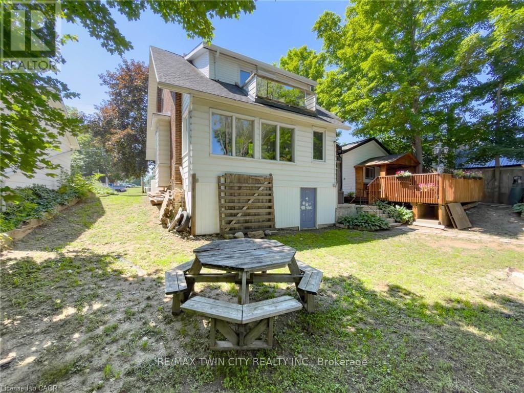 10 HILLCREST STREET W - 35