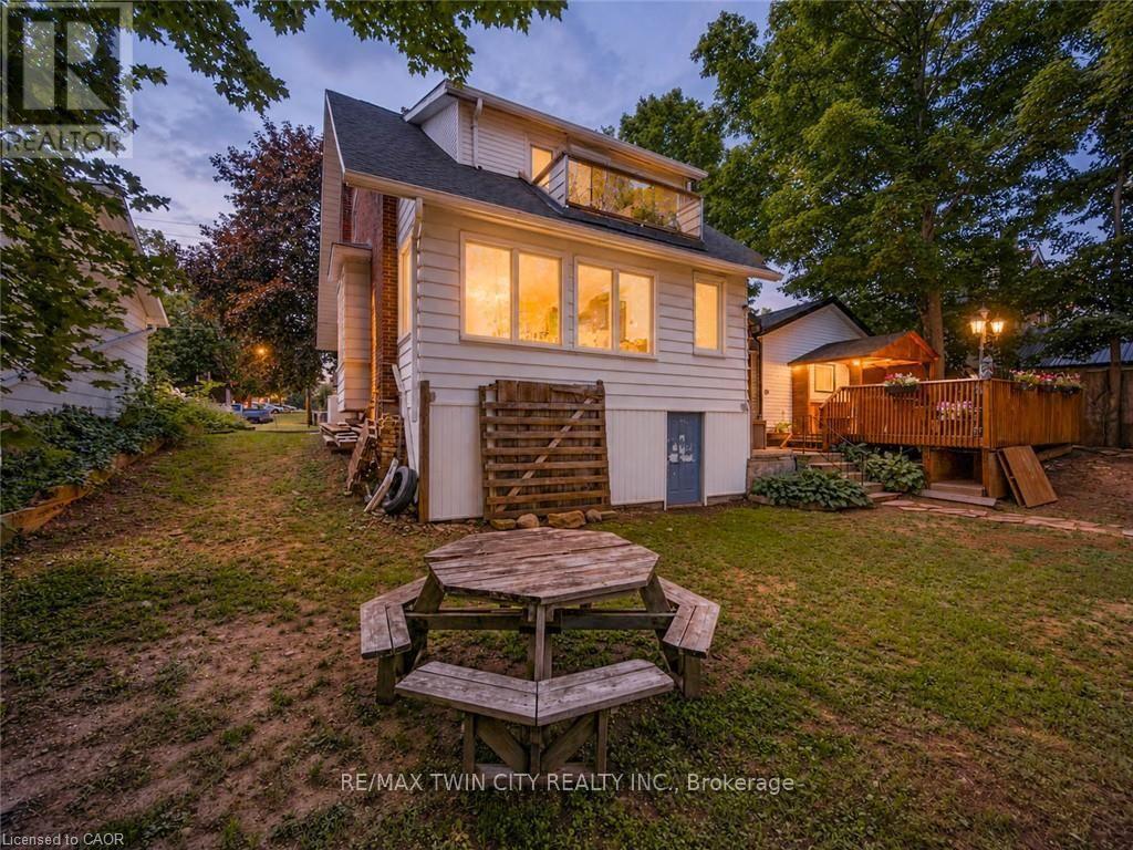 10 HILLCREST STREET W - 36