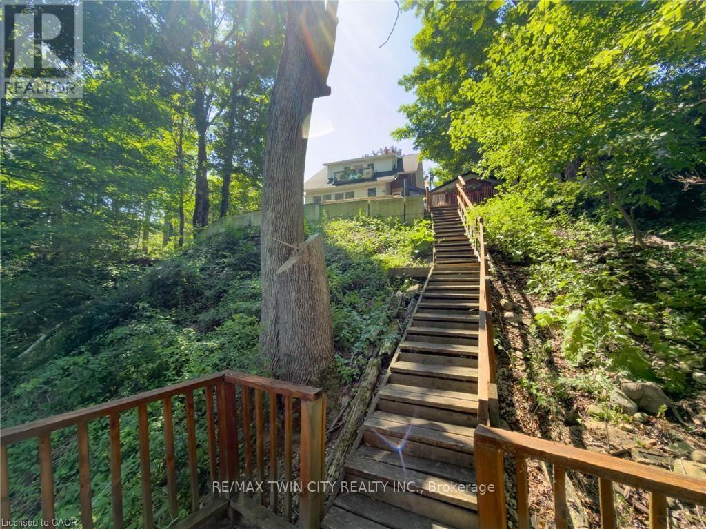 10 HILLCREST STREET W - 40