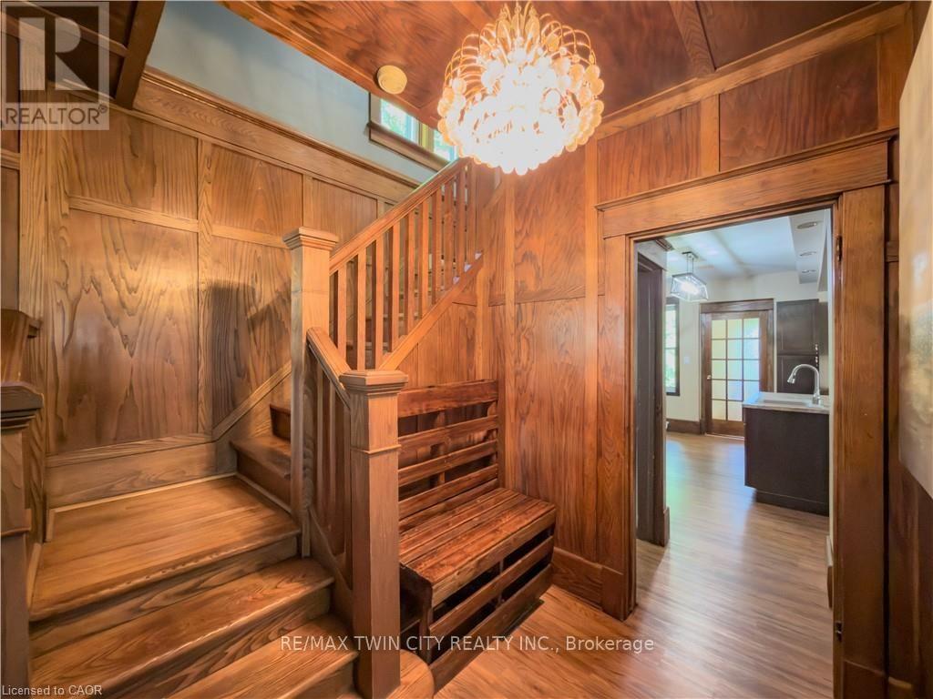 10 HILLCREST STREET W - 8