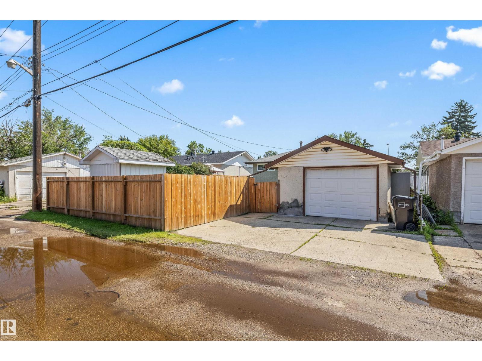 10534 163 ST NW - 34