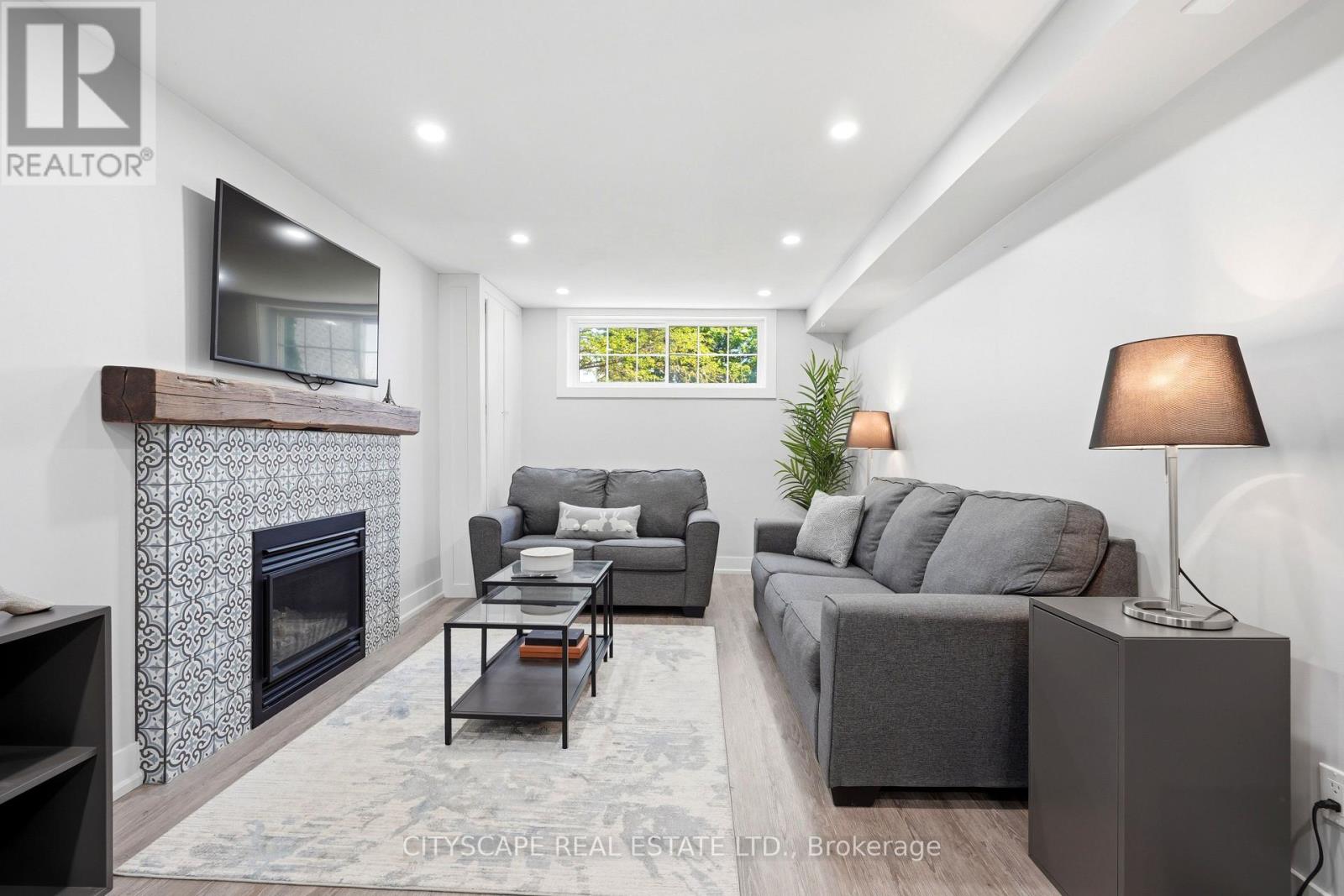 44 STONEHILL BOULEVARD - 13