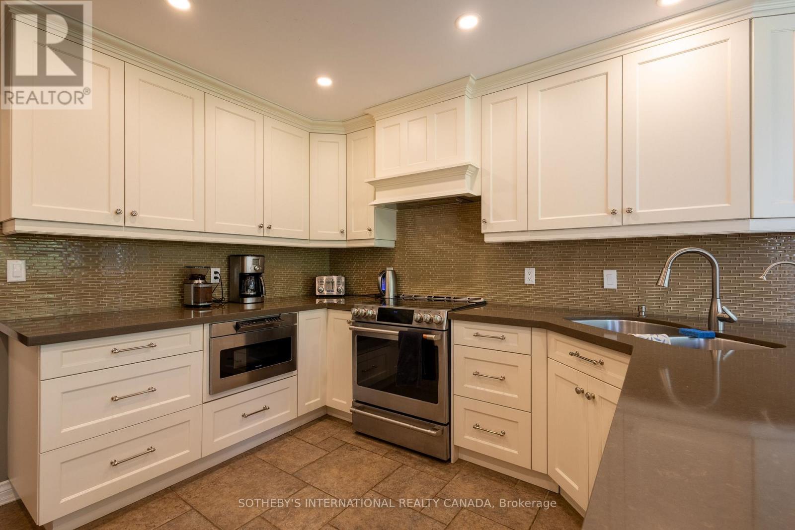 23 FRANCIS CREEK BOULEVARD - 8