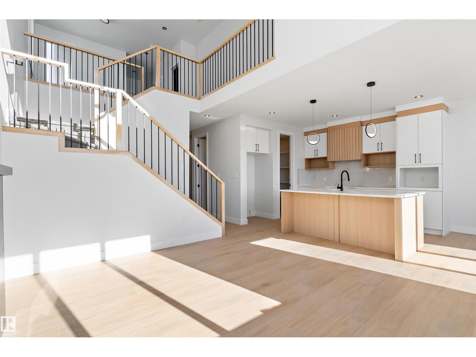 34 ASTORIA PL - 8