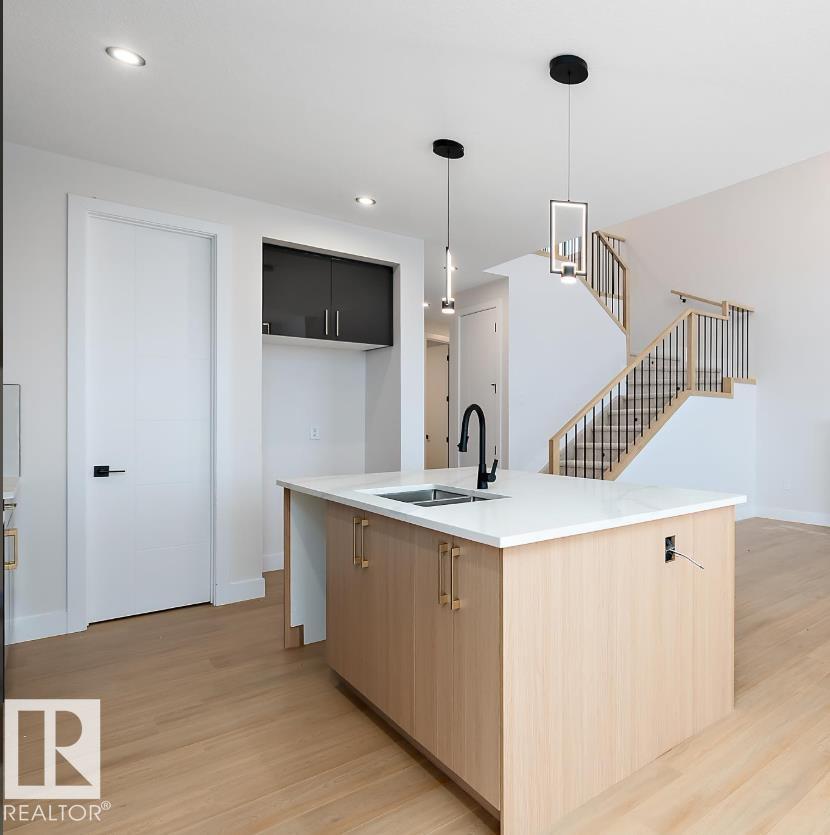 38 ASTORIA PL - 11