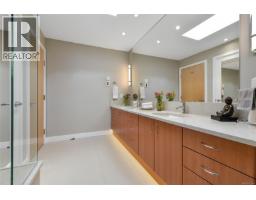 Bathroom - 763 Sayward Hill Terr, Saanich, BC V8Y3K1 Photo 11