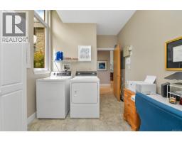 763 Sayward Hill Terr, Saanich, BC V8Y3K1 Photo 18