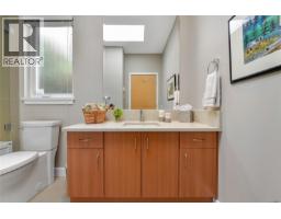 763 Sayward Hill Terr, Saanich, BC V8Y3K1 Photo 23