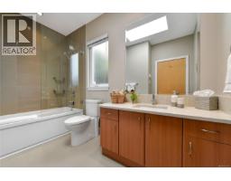 763 Sayward Hill Terr, Saanich, BC V8Y3K1 Photo 25