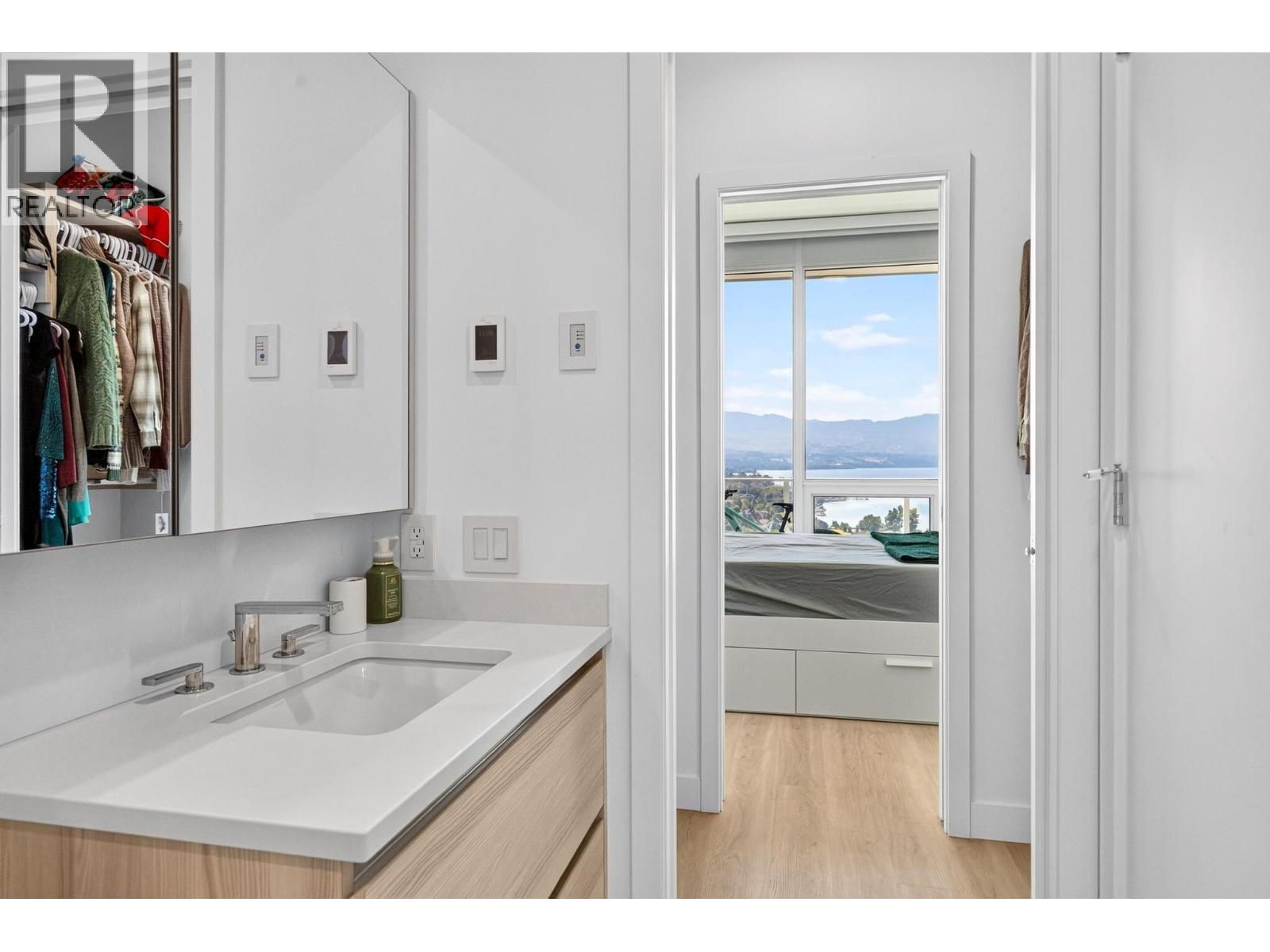#2206 238 Leon Avenue - 18