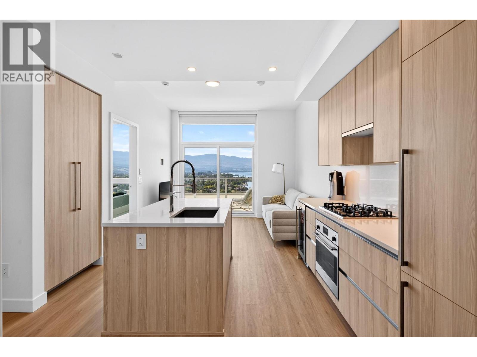#2206 238 Leon Avenue - 4
