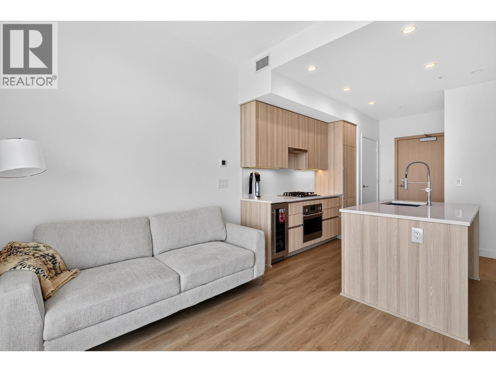 #2206 238 Leon Avenue - 10