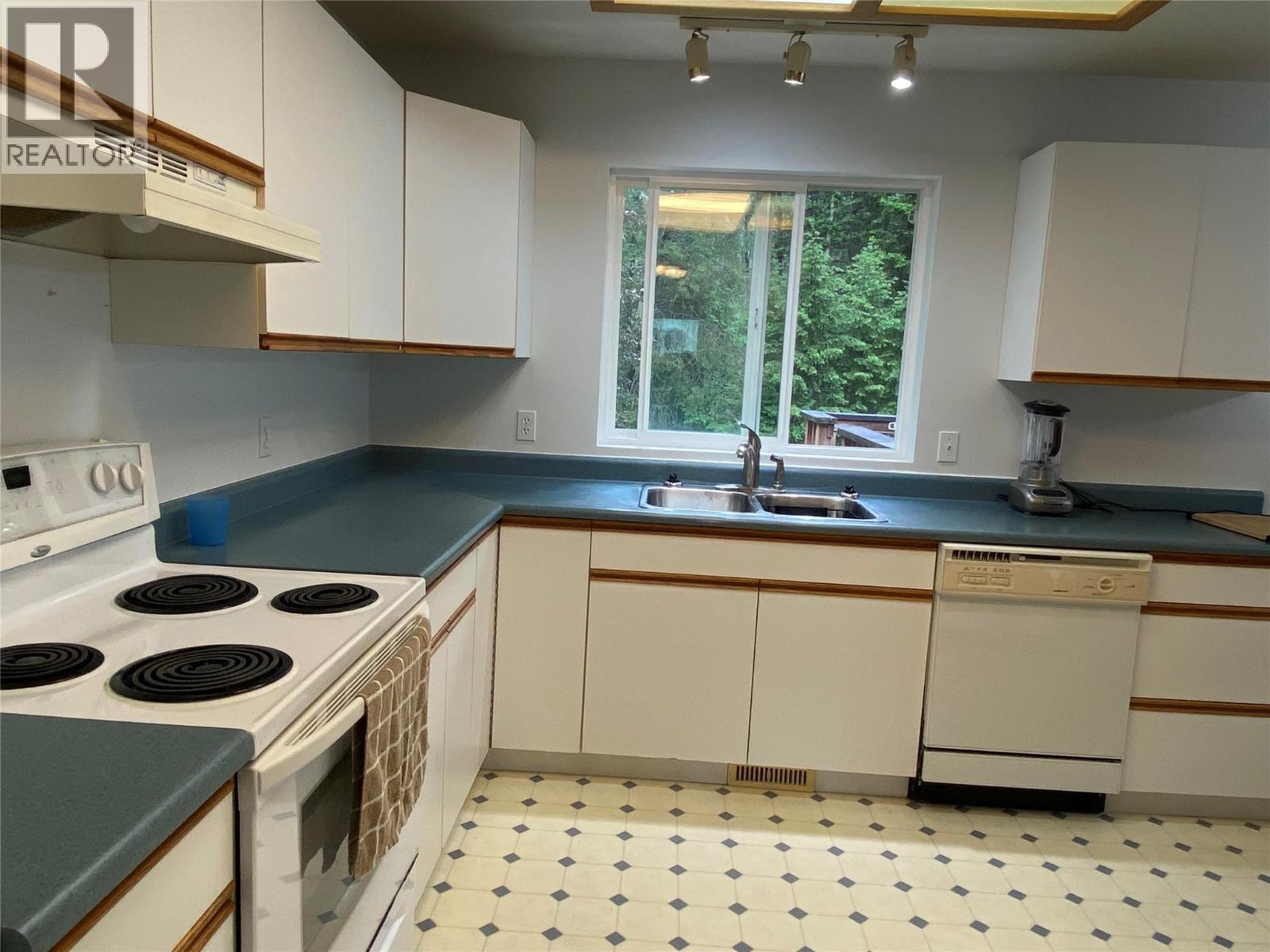 945 Pine Crescent - Image 4