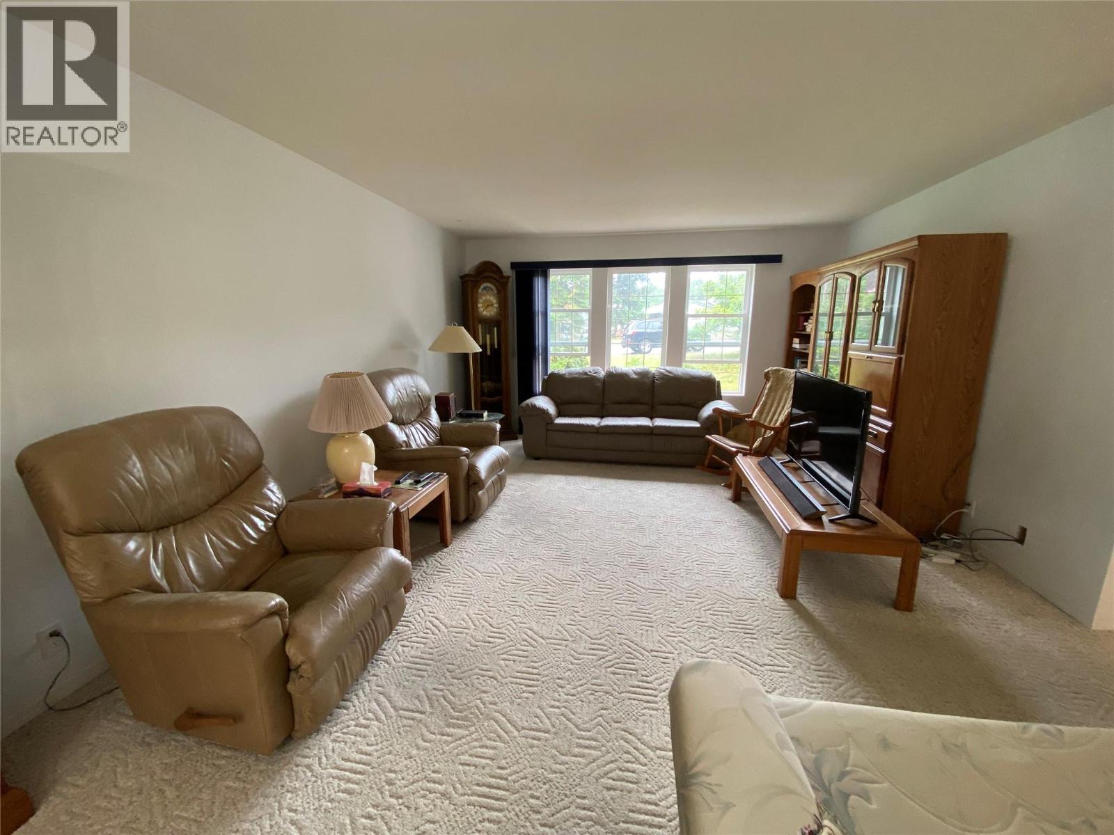 945 Pine Crescent - Image 11