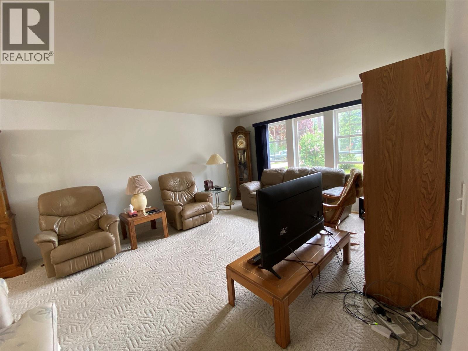 945 Pine Crescent - 12