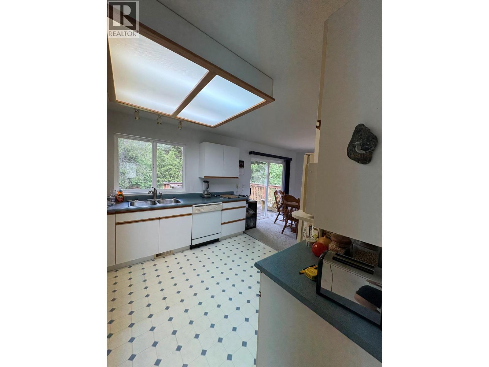 945 Pine Crescent - Image 5