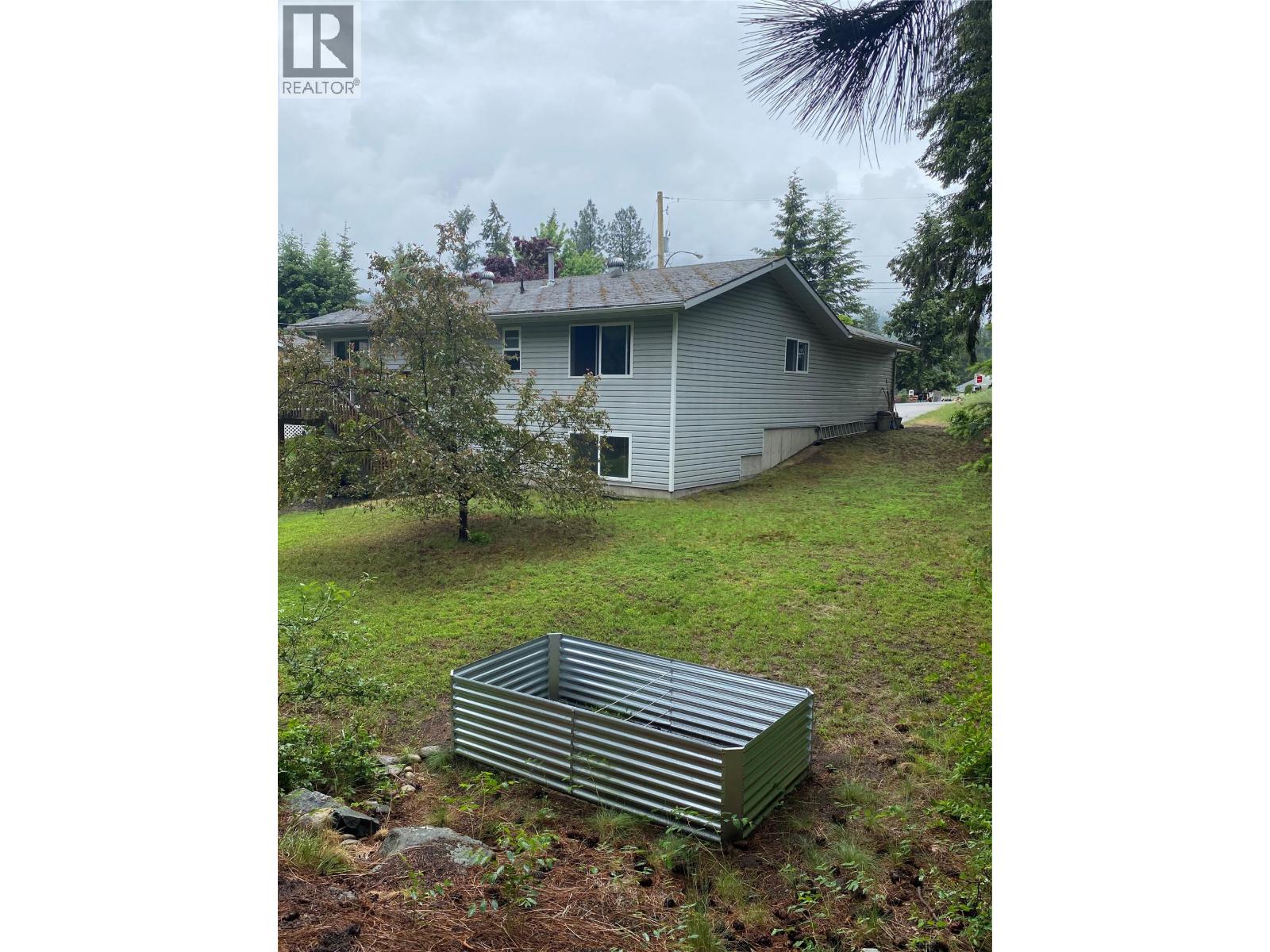 945 Pine Crescent - 22