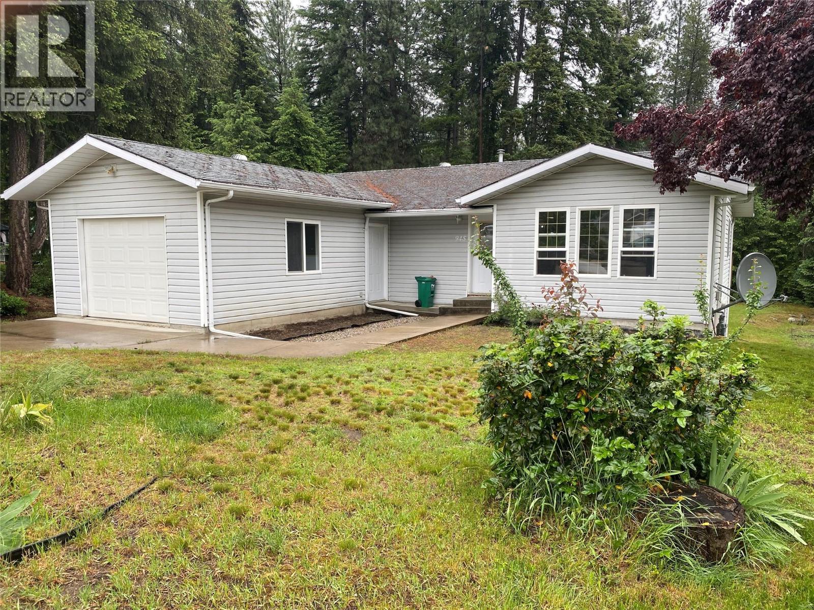 945 Pine Crescent