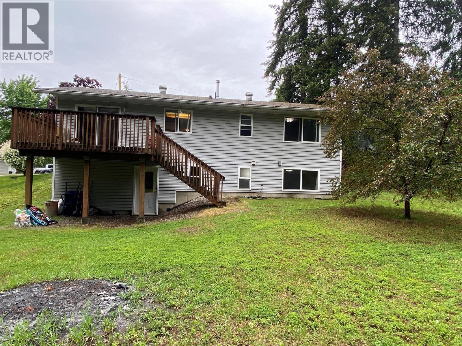 945 Pine Crescent - 2