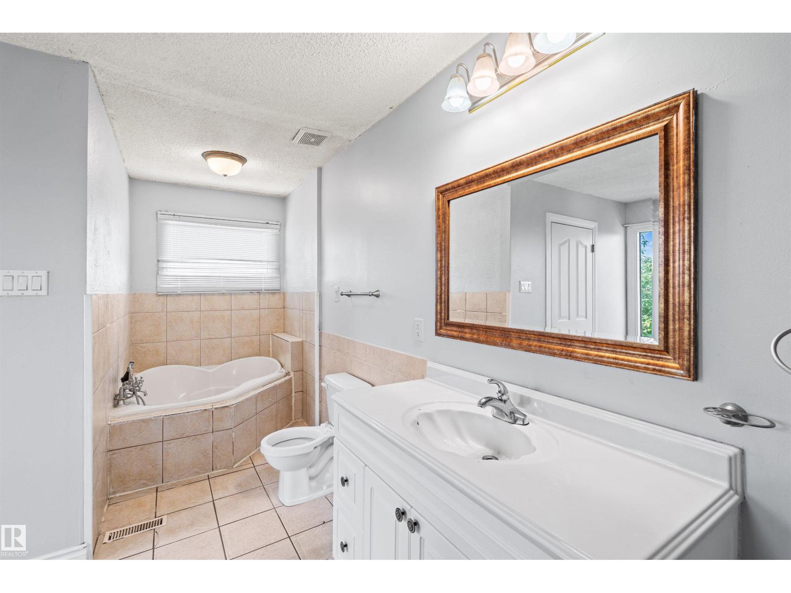 11507 141 AV NW - 24