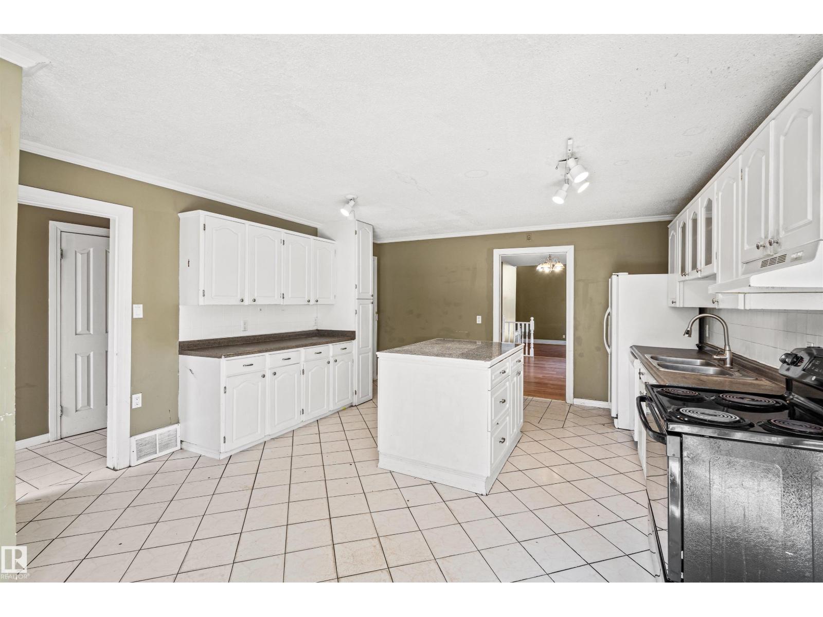 11507 141 AV NW - 10