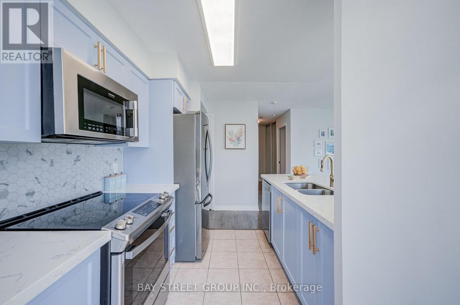 #1811 30 GRAND TRUNK CRESCENT - Image 10