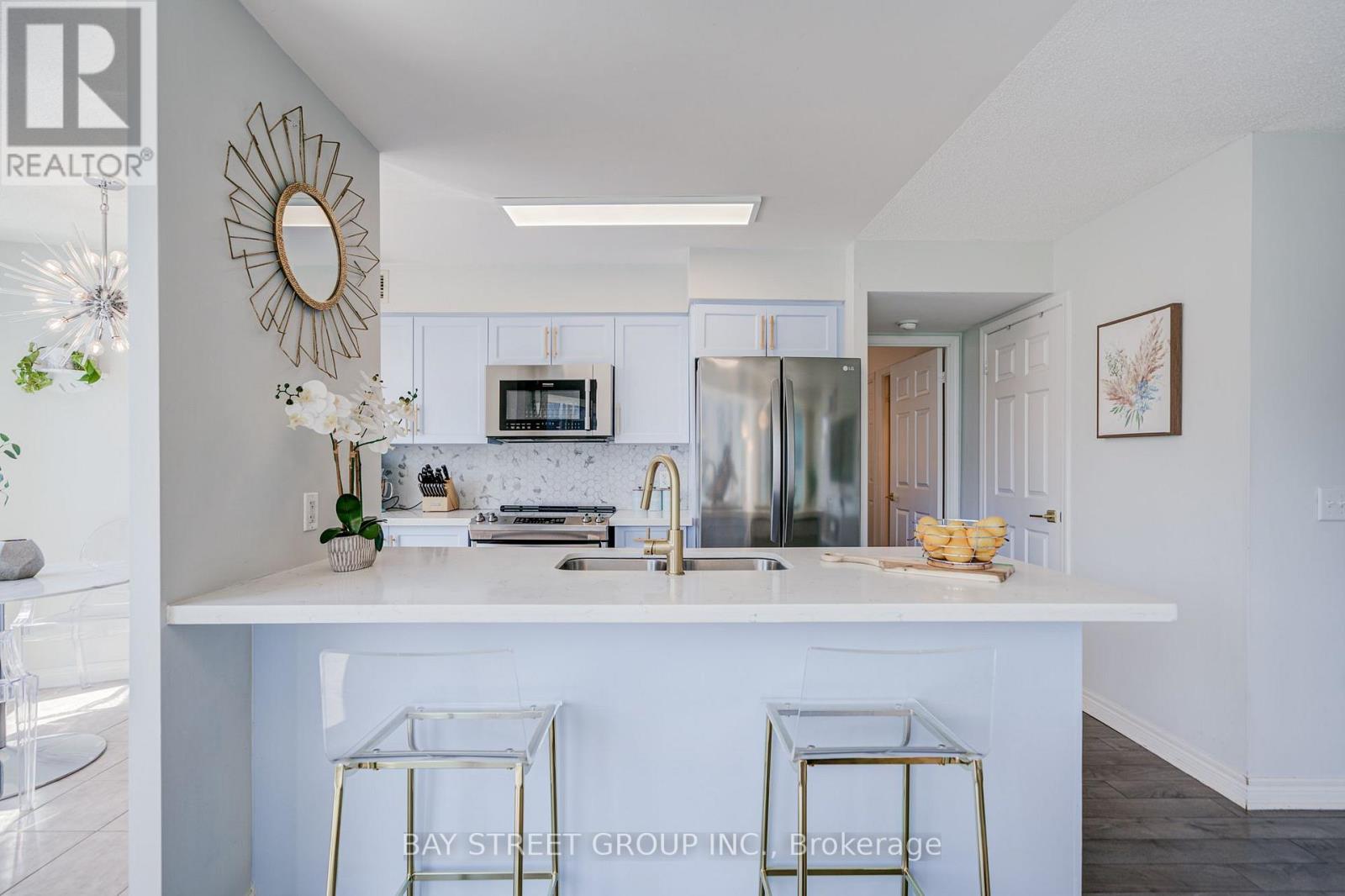 #1811 30 GRAND TRUNK CRESCENT - Image 12