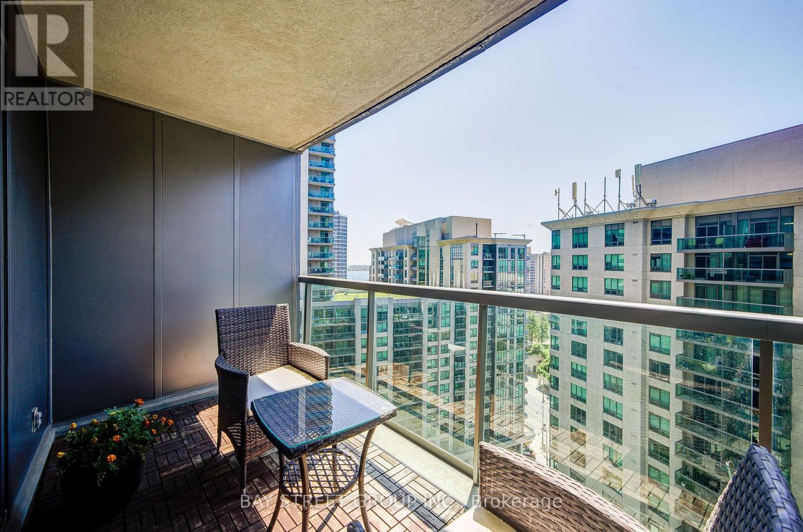 #1811 30 GRAND TRUNK CRESCENT - Image 25