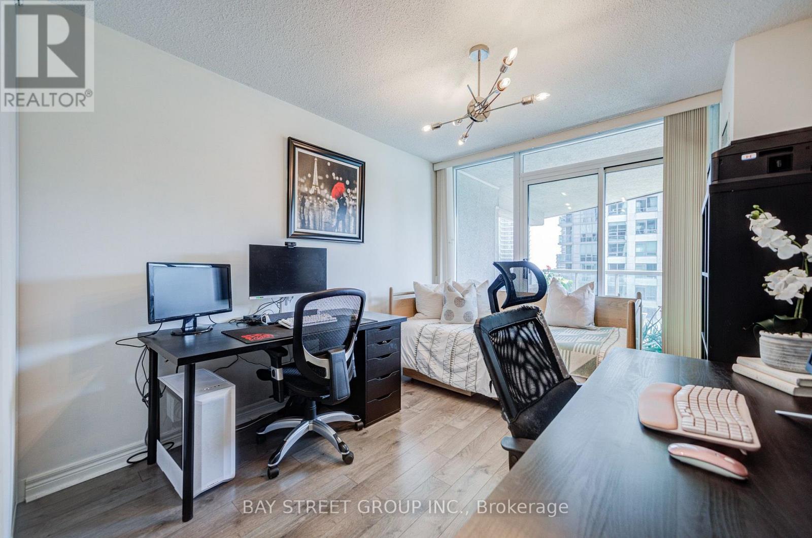 #1811 30 GRAND TRUNK CRESCENT - Image 27