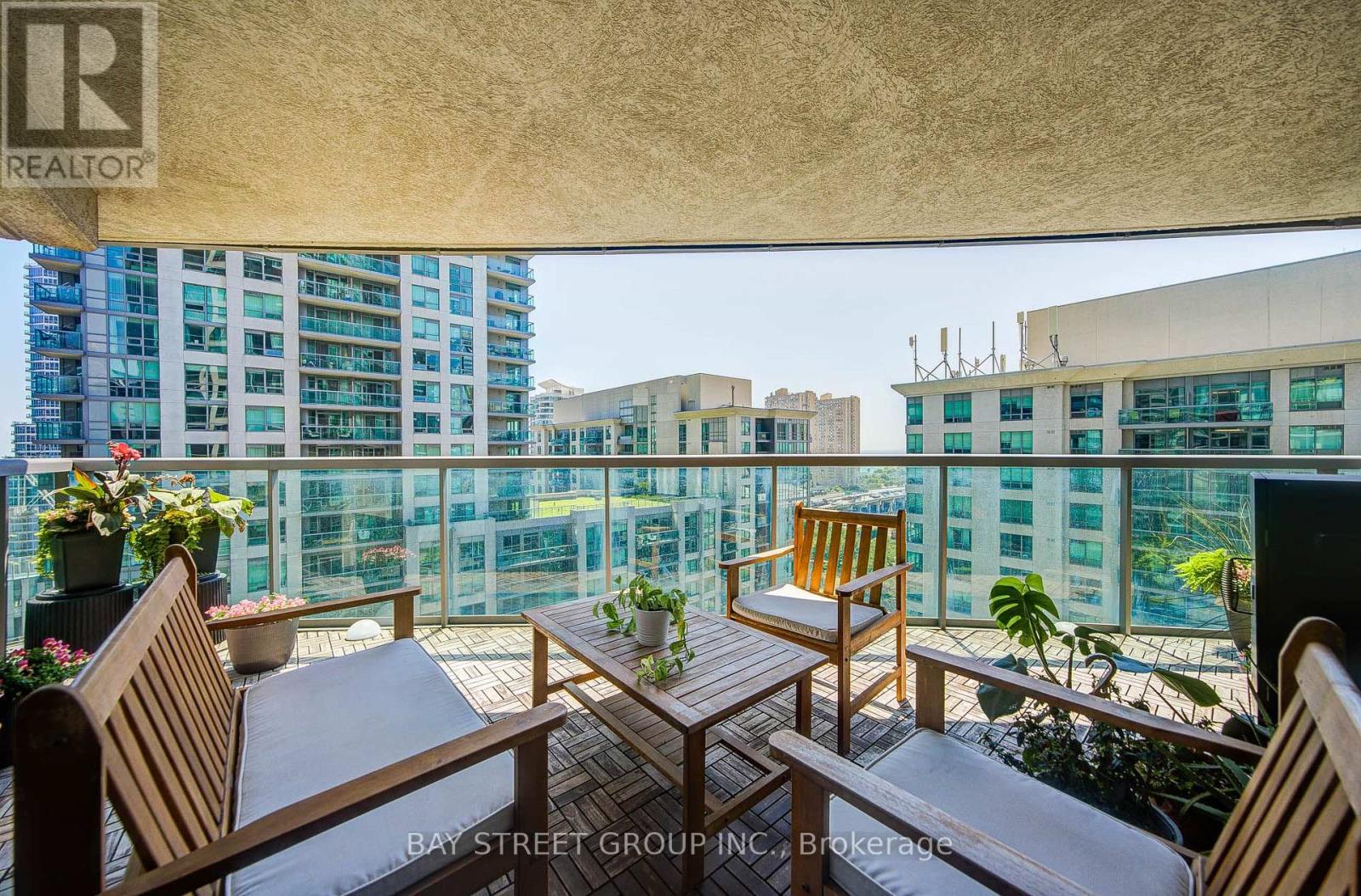 #1811 30 GRAND TRUNK CRESCENT - Image 30