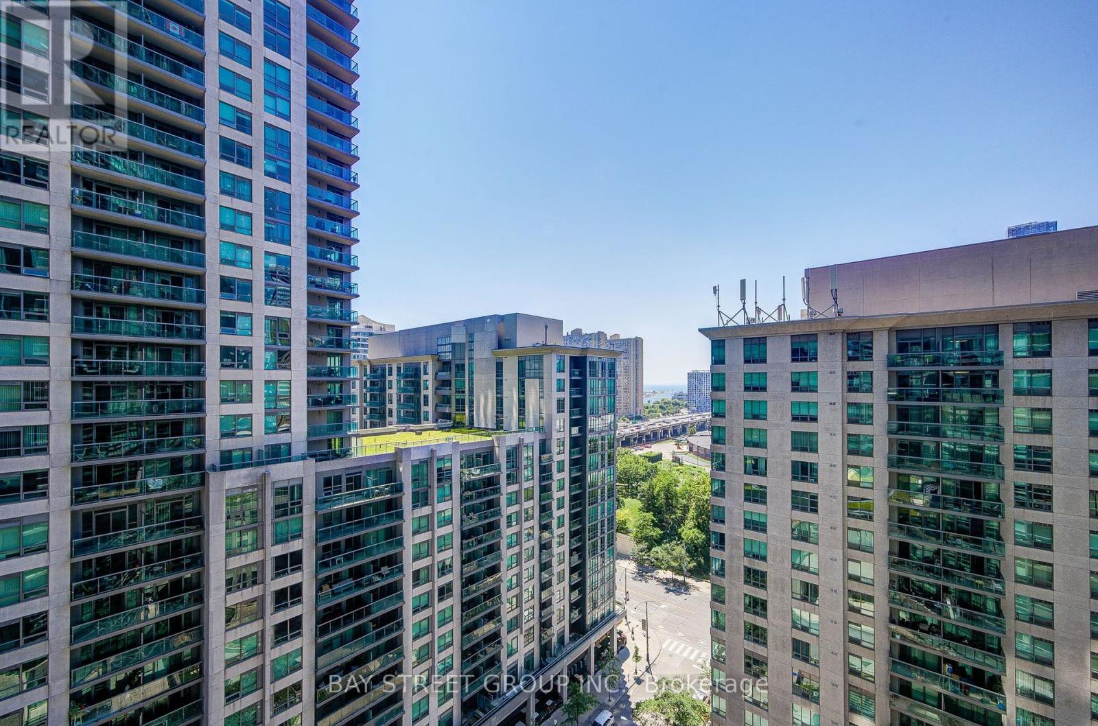 #1811 30 GRAND TRUNK CRESCENT - Image 36