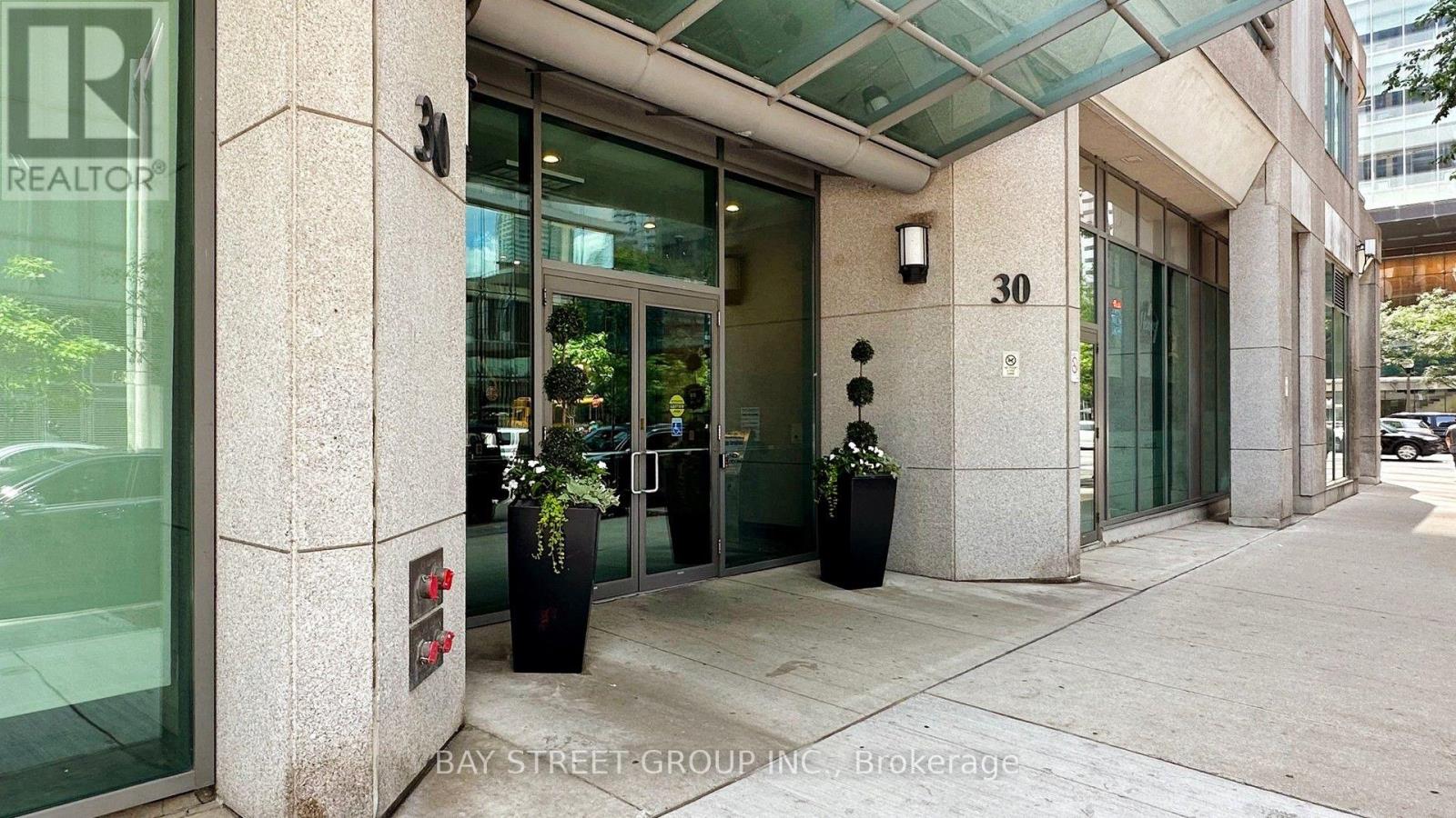 #1811 30 GRAND TRUNK CRESCENT - Image 37