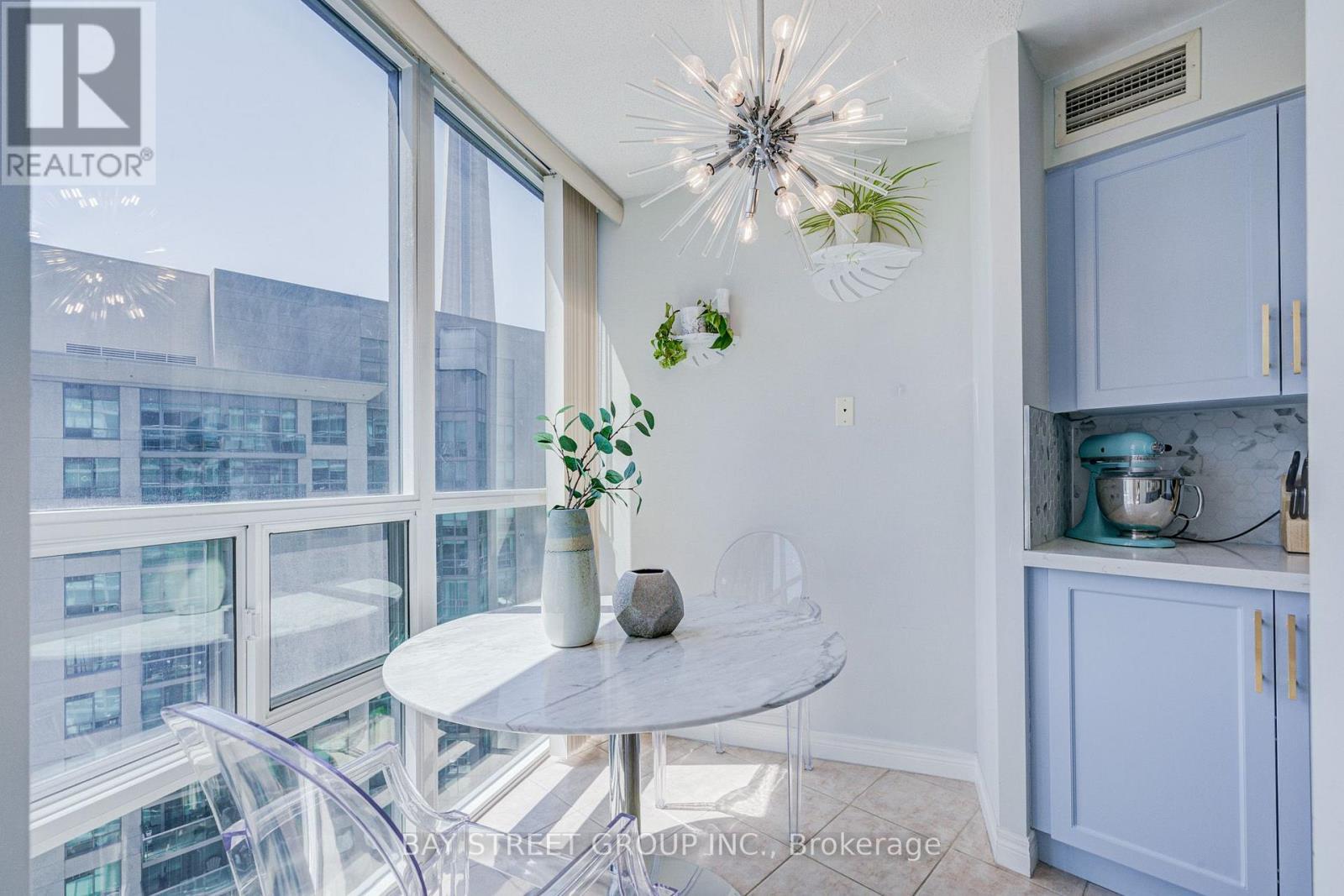 #1811 30 GRAND TRUNK CRESCENT - Image 8