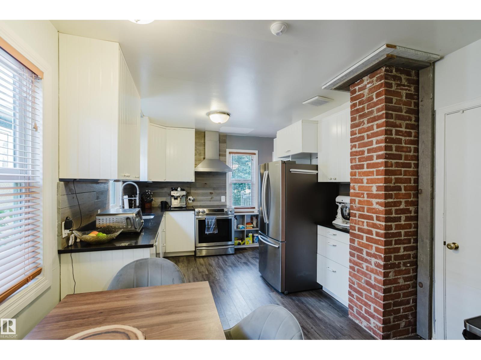 10623 76 AV NW - 11