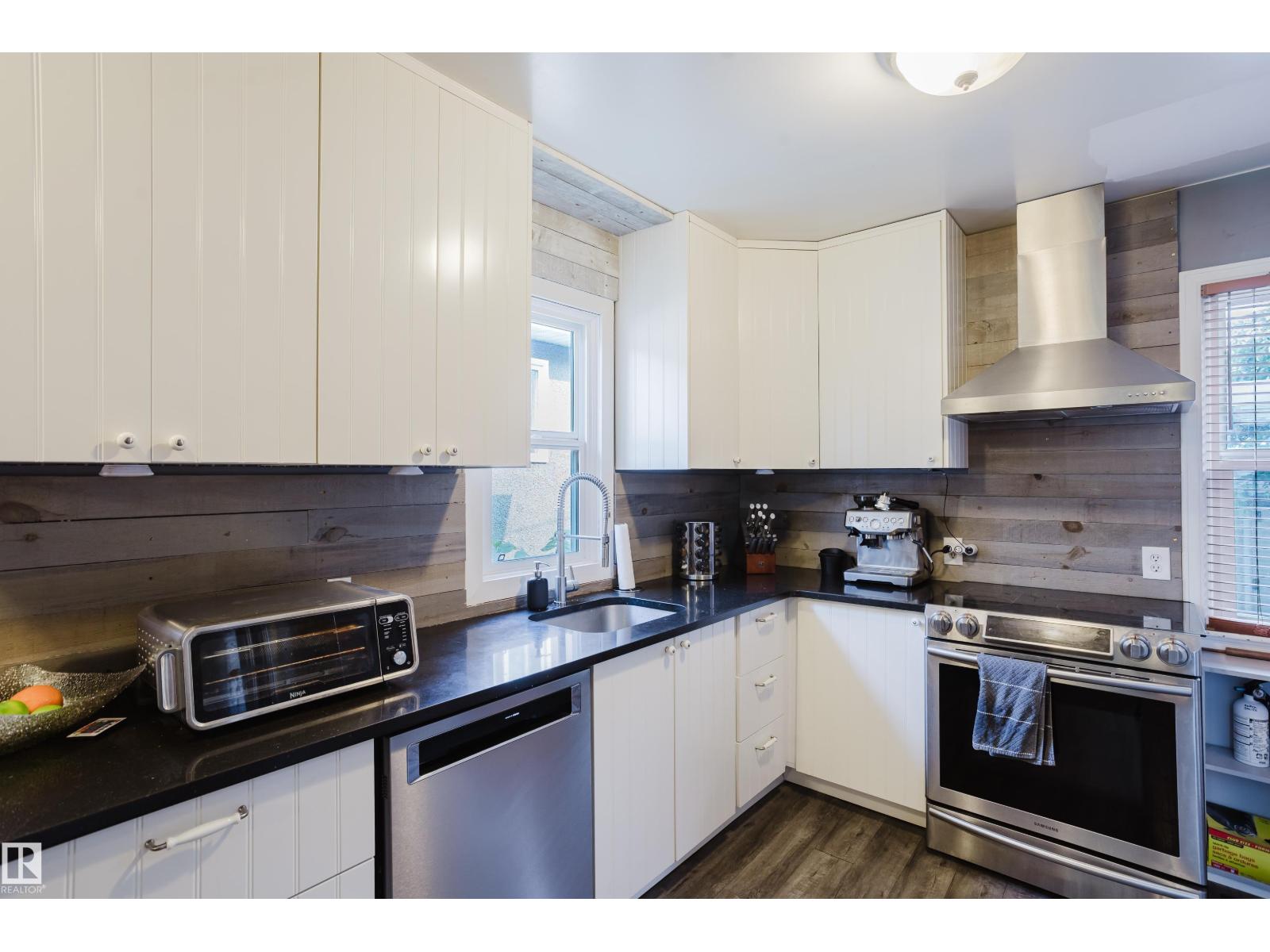 10623 76 AV NW - 12
